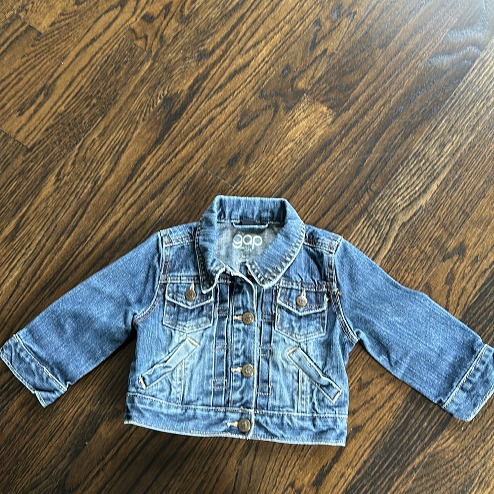 Gap baby button closure jean jacket. Size 12-18 months. Excellent condition.